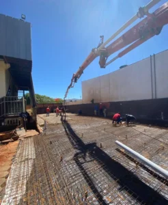 diferenciação da rede de efluentes sanitários e oleosos e piso em concreto armado duplo